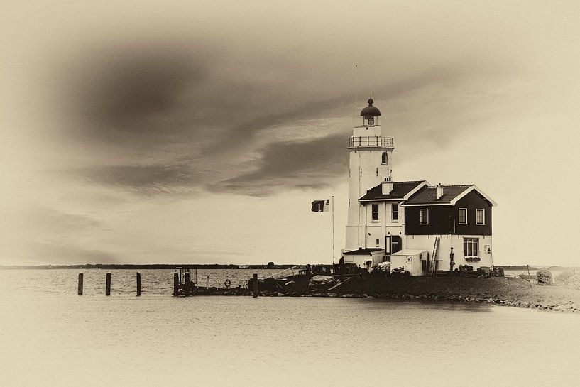 Der Leuchtturm von Marken, Niederlande von Gert Hilbink
