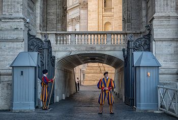 Die päpstliche Schweizer Garde in Uniform im Vatikan in Rom