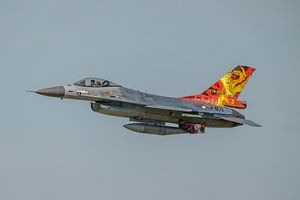 Klu F-16 J-871 mit schönem friesischen Drachen.