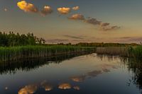 Lumière du soir avec nuages et reflets dans l'étang