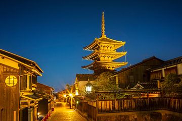 Yasaka Pagode in historisch Kyoto in de avond van Melanie Viola