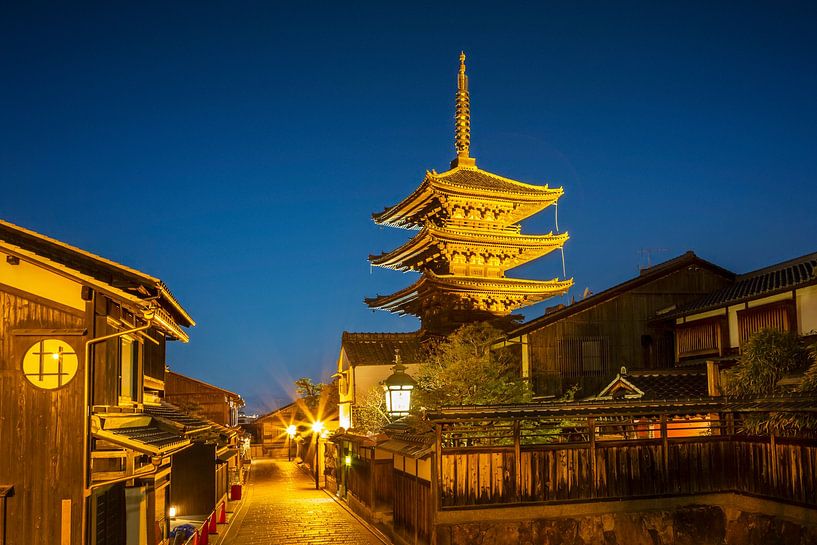 Yasaka Pagode im historischen Kyoto am Abend von Melanie Viola