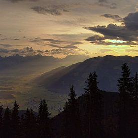 Magnifique lever de soleil sur les montagnes avec des rayons de soleil descendant dans la vallée sur chamois huntress