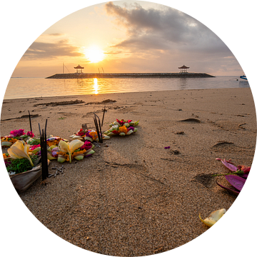 Het zandstrand van Sanur op Bali met offers bij zonsopgang van Fotos by Jan Wehnert