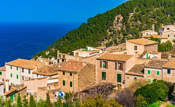 Zicht op het oude dorp van Banyalbufar aan de kustlijn op Mallorca van Alex Winter