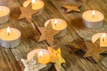 Bougie festive de Noël et de l'Avent avec ornements en forme d'étoile sur Alex Winter