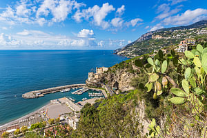 Blick auf Maiori an der Amalfiküste in Italien