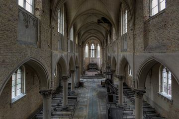 Symmetrie van een verlaten kerk van Perry Wiertz