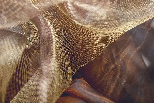 Woven reflection - structure in the interplay of light and form