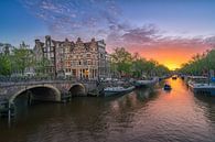 Zonsondergang aan de Brouwersgracht in Amsterdam van Edwin Mooijaart thumbnail