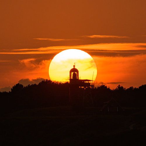 Vuurtoren Vlieland in het licht van de ondergaande zon