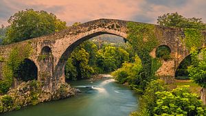Die römische Brücke in Cangas de Onís, Asturien, Spanien