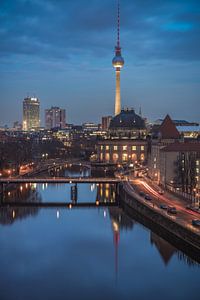 Skyline de Berlin avec tour de télévision et Bodemuseum à l'heure bleue