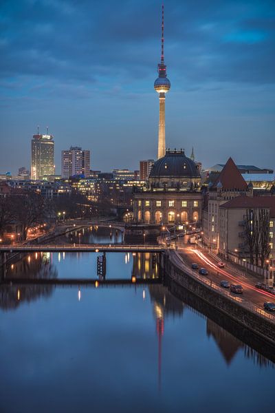 Berlijnse skyline met televisietoren en Bodemuseum op het blauwe uur van Jean Claude Castor