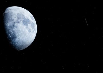 De mysterieuze maan omgeven door veel sterren, oneindig veel. van foto by rob spruit