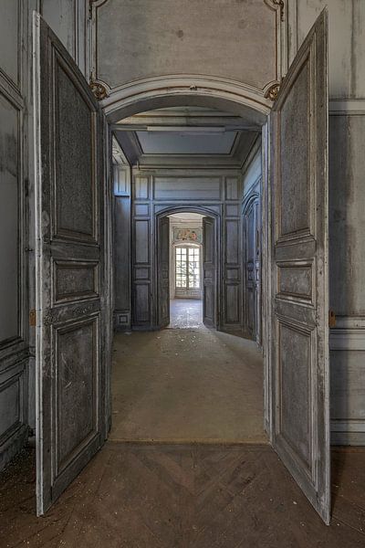 Doorgang met prachtige deuren in een verlaten Chateau von Kristel van de Laar