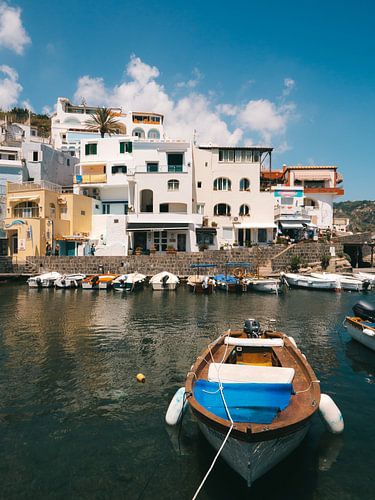 Bateau dans le port de Sant'Angelo sur l'île italienne d'Ischia