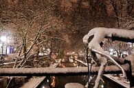 Fiets aan de Oudegracht in een winternacht van Martien Janssen thumbnail