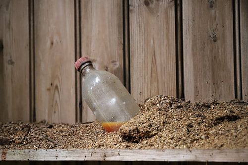 Flaschenpost - Stillleben mit Flasche in verlassenem alten Haus von Antoon Loomans