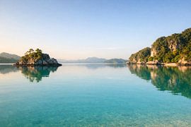 Spiegelnde Felsenküste – Tranquil Coastal Reflections von ButterflyPix