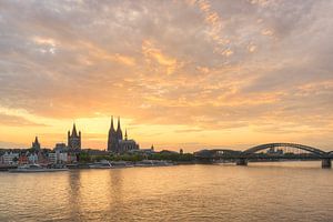 La ligne d'horizon de Cologne au coucher du soleil