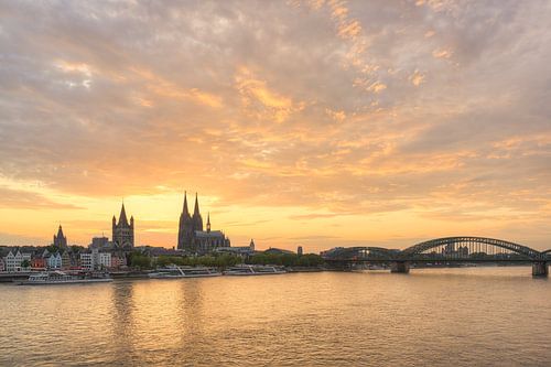 Die Skyline von Köln bei Sonnenuntergang