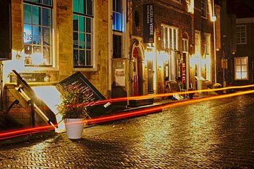 Museum in Veere tijdens de nacht met sporen van voorbijrijdende auto