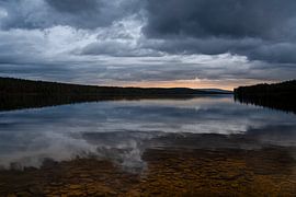Schweden | Spiegelung der Wolken auf dem See von Dylan Winter Visuals