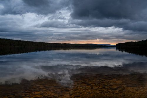 Paysage naturel suédois - Reflet des nuages sur le lac
