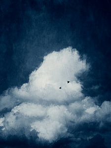 Cumuls Wolke in tiefblauem Himmel