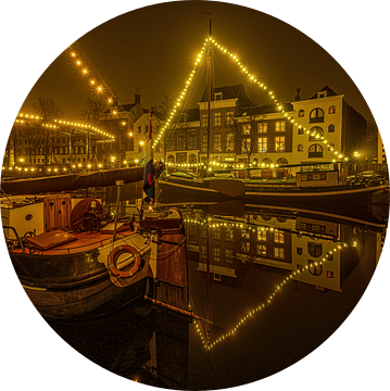 Verlichte schepen in de Lange Haven van Schiedam van Leon Okkenburg