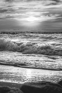 Sonnenuntergang am Meer in schwarzweiß