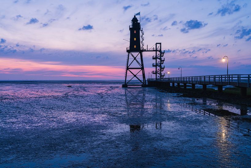 Magische Blaue Stunde am Leuchtturm Obereversand von Oliver Preuß