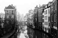 Oudegracht in Utrecht en de Gaardbrug gezien vanaf de Maartensbrug in zwart-wit van André Blom Fotografie Utrecht thumbnail