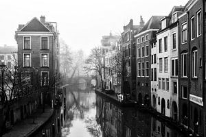 Oudegracht in Utrecht und die Gaardbrug von der Maartensbrug aus gesehen in Schwarz-Weiß.