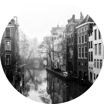 Oudegracht in Utrecht en de Gaardbrug gezien vanaf de Maartensbrug in zwart-wit