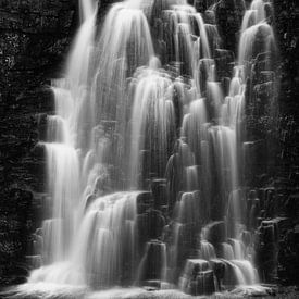 Storulfossen, vallend water in zwart wit van Raoul Baart