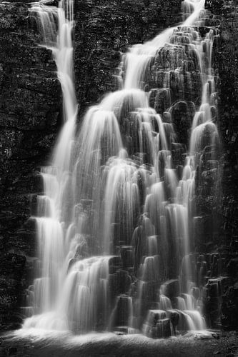 Storulfossen, vallend water in zwart wit