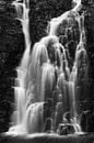 Storulfossen, vallend water in zwart wit van Raoul Baart thumbnail