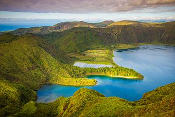 Lagoa do Fogo: Ontdek de Adembenemende Schoonheid van het Vuurmeer op São Miguel, Azoren van Antwan Janssen