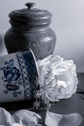 stilleven met roos en blauwe aardewerk engelse beker