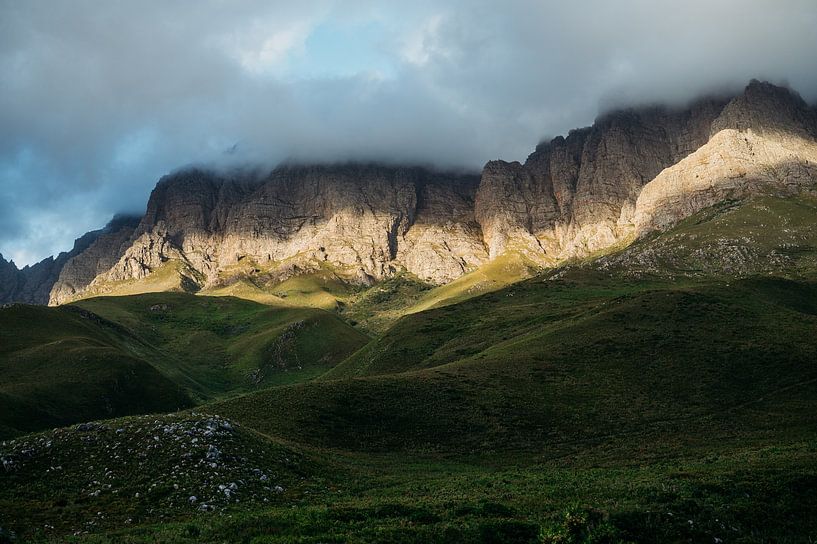 Berggipfel in den Wolken von Dayenne van Peperstraten
