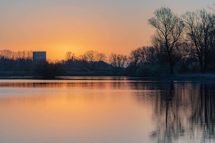Reflexion auf dem See von Tania Perneel