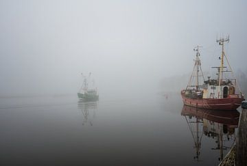 Kotters in de mist in Zoutkamp van Jan Georg Meijer