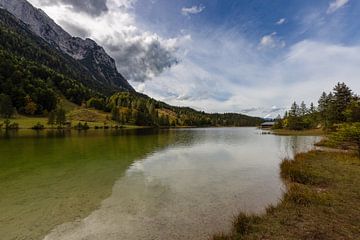 Herfst idylle aan de Ferchensee van Christina Bauer Photos