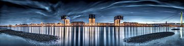 Köln mit Kranhäusern und Kölner Dom am Abend. von Voss Fine Art Fotografie