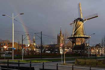 Regenboog boven historisch Delft
