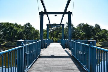 Het vooraanzicht van de blauwe brug in Friedrichstadt van David Esser