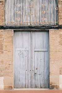 Authentieke blauwe garage deur in Valencia // Spanje // Reis- en Straatfotografie