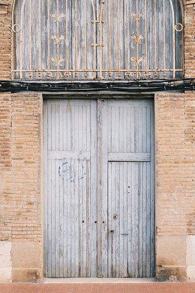 Authentic blue garage door in Valencia // Spain // Travel and Street Photography by Diana van Neck Photography